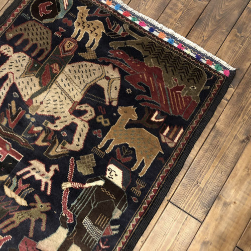 Tribal Rug トライバル ラグ 濃紺ベースで部族達の狩りや織り物をする情景がアートのように図柄化され織り込まれたデザイン ビンテージ 手織り絨毯 ラグ