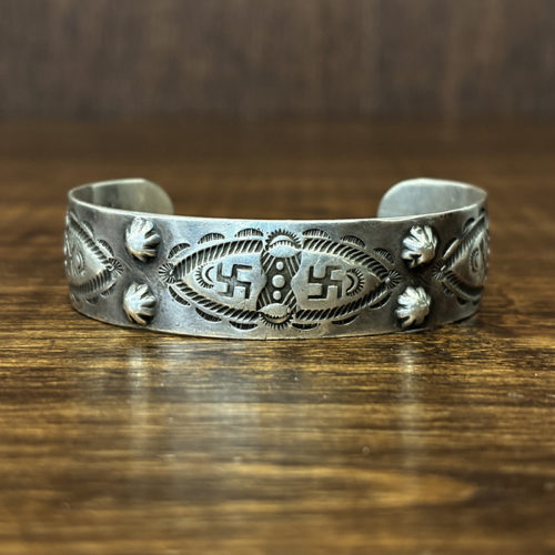 Vintage Navajo Fred Harvey Silver Cuff bracelet Bangle Swastica Arrow Shell Repouse 14.5cm + 3.5cm ビンテージ ナバホ フレッドハービー シルバー スタンピング バングル カフブレスレット シェルリポウズ スワスティカ アロー グッドコンディション