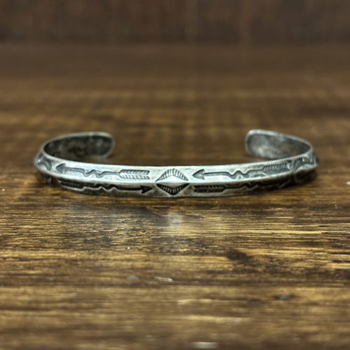 Vintage Navajo Fred Harvey Silver Triangle Wire bracelet Bangle Arrow Sun Ray 14.2cm + 3.7cm ビンテージ ネイティブ アメリカン ナバホ フレッドハービー トライアングルワイヤー コインシルバー スタンピング バングル カフブレスレット アロー サンレイ グッドコンディション