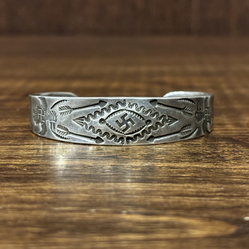 Vintage Navajo Handmade Silver Cuff bracelet Bangle 卍 Arrow Thunderbird 13.8cm + 3.0cm ビンテージ ナバホ フレッドハービー ハンドメイド コイン シルバー スタンピング バングル カフブレスレット スワスティカ アロー サンダーバード エクセレントコンディション