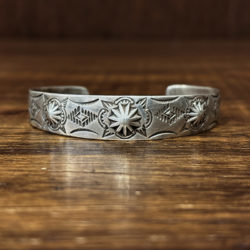 Native American RS Davis by Garden of The Gods Coin Silver Cuff bracelet Bangle Shell Repouse 卐 14.3cm + 2.7cm ビンテージ ネイティブ アメリカン ナバホ プエブロ フレッドハービー コインシルバー R.S. デイビス ガーデンオブザゴッド スタンピング バングル カフブレスレット シェルリポウズ スワスティカ グッドコンディション