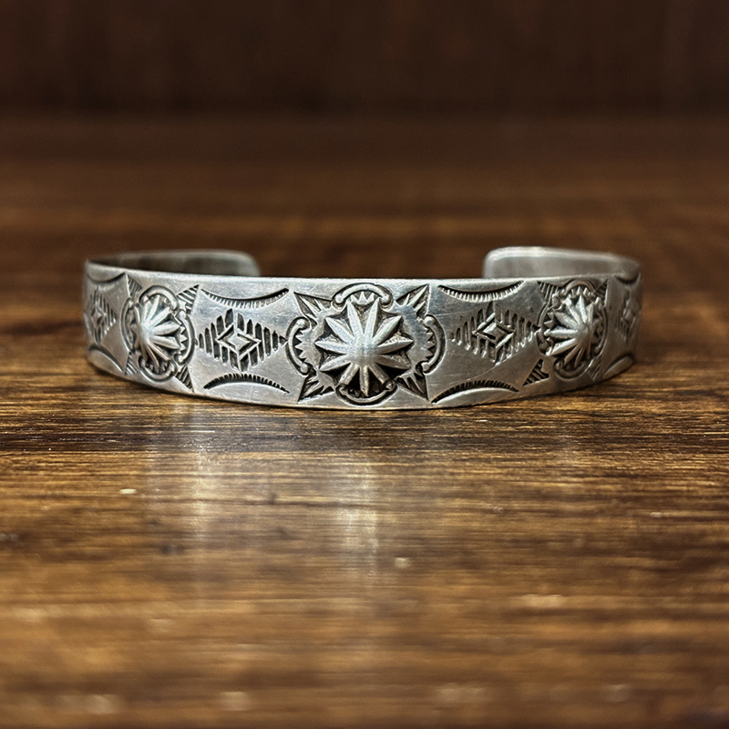 Native American RS Davis by Garden of The Gods Coin Silver Cuff bracelet Bangle Shell Repouse 卐 14.3cm + 2.7cm ビンテージ ネイティブ アメリカン ナバホ プエブロ フレッドハービー コインシルバー R.S. デイビス ガーデンオブザゴッド スタンピング バングル カフブレスレット シェルリポウズ スワスティカ グッドコンディション