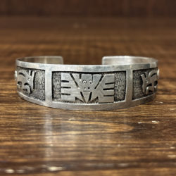 Vintage Ecuador 900 Coin Silver Tribal Bacred Beast Emboss Cuff bracelet Bangle 16.9cm + 2.1cm ビンテージ エクアドル 900 コインシルバー トライバル アニマル ビースト エンボス デコレーション バングル ブレスレット グッドコンディション