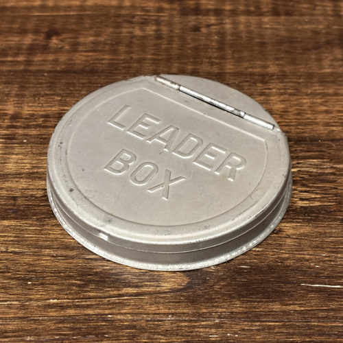 Vintage Leader Box Embossed Logotype Design Round Aluminum Box Dia10cm ビンテージ オールド リーダーボックス エンボス ロゴタイプ デザイン アルミニウム ラウンド ボックス 直径約10cm ビンテージ オリジナル グッドコンディション Vintage Leader Box Embossed Logotype Design Round Aluminum Box Dia10cm ビンテージ オールド リーダーボックス エンボス ロゴタイプ デザイン アルミニウム ラウンド ボックス 直径約10cm ビンテージ オリジナル グッドコンディション