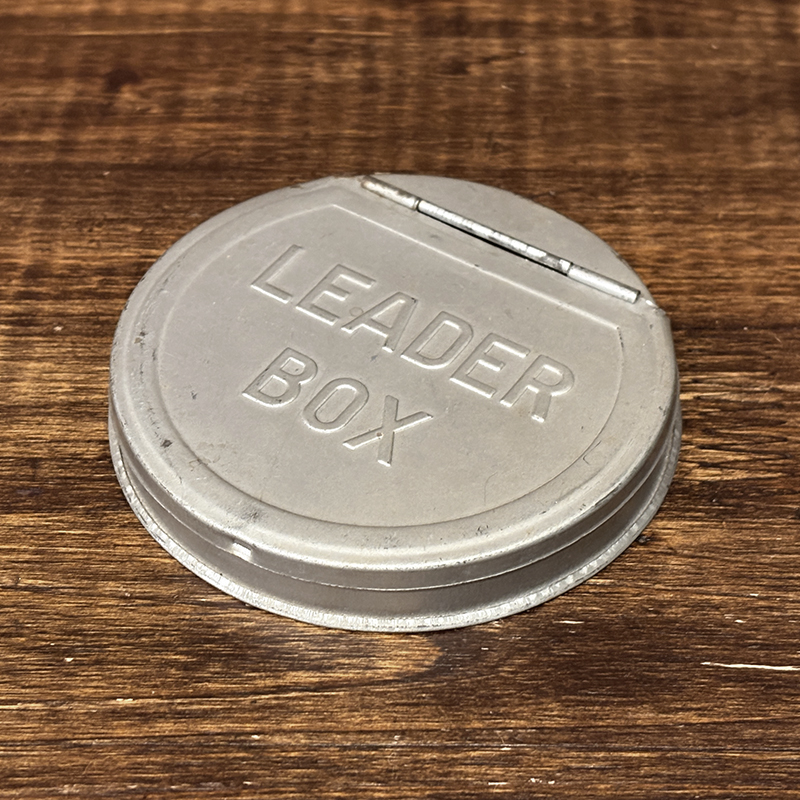 Vintage Leader Box Embossed Logotype Design Round Aluminum Box Dia10cm ビンテージ オールド リーダーボックス エンボス ロゴタイプ デザイン アルミニウム ラウンド ボックス 直径約10cm ビンテージ オリジナル グッドコンディション