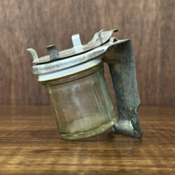 Vintage Fishing Metal Waist Mount Portable Bait Glass Bottle Case Tool Mint ビンテージ フィッシング メタル ウェスト ベルト取付 グラスボトル型 餌入れ 餌釣り用 オールド オリジナル ミントコンディション