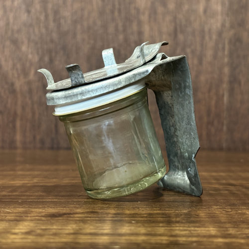 Vintage Fishing Metal Waist Mount Portable Bait Glass Bottle Case Tool Mint ビンテージ フィッシング メタル ウェスト ベルト取付 グラスボトル型 餌入れ 餌釣り用 オールド オリジナル ミントコンディション Vintage Fishing Metal Waist Mount Portable Bait Glass Bottle Case Tool Mint ビンテージ フィッシング メタル ウェスト ベルト取付 グラスボトル型 餌入れ 餌釣り用 オールド オリジナル ミントコンディション